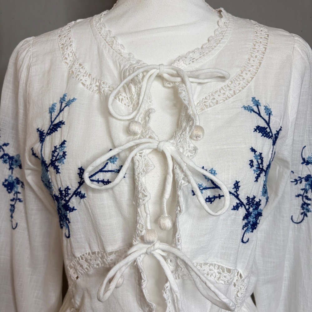 Jennifer & Grace Embroidered Boho Top Peasant M White Blue Tie Front Cottage - Picture 5 of 9